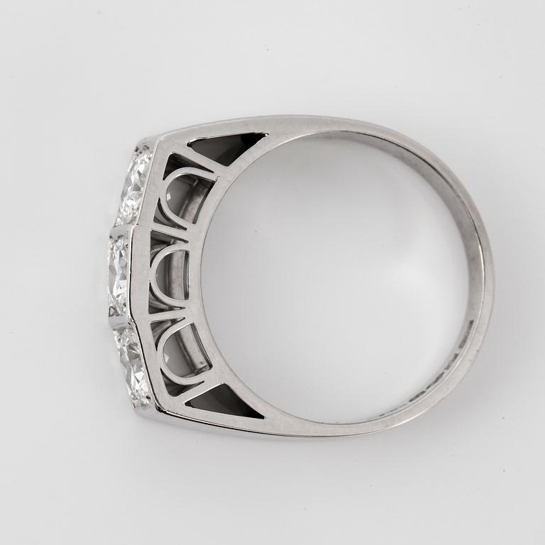 A brilliant-cut diamond ring. Total carat weight circa 1.35 ct.
