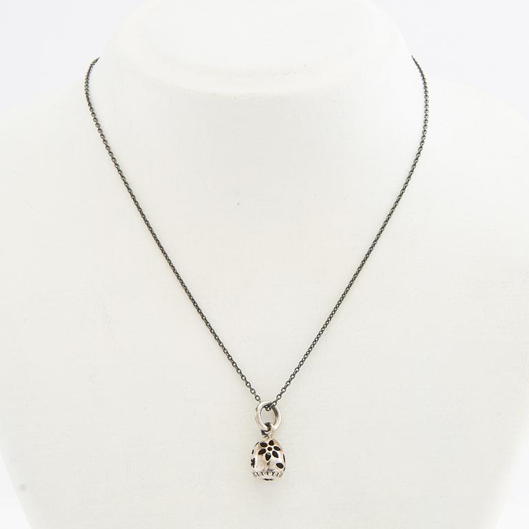 Ole Lynggaard, halsband "Lace Egg" av silver med en oxiderad kedja.