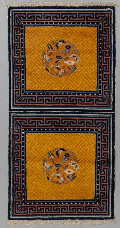 MEDITATIONSMATTA, Kinesisk, ca 138-139 x 70-70,5 cm (samt kortsidorna med 1 cm slätväv).