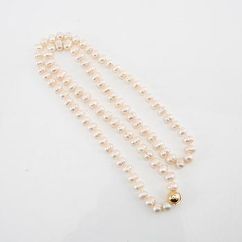 Ole Lynggaard, 3 necklaces and 1 bracelet of cultured freshwater pearls with a clasp in 18K white and red gold.