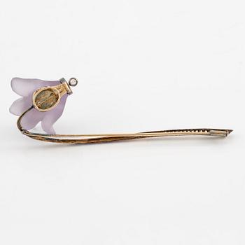A brooch in silver and 14K gold with an amethyst flower.
