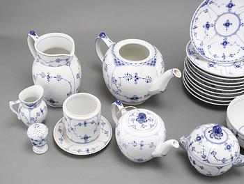 SERVISDELAR, 31 st, porslin, "Musselmalet", Royal Copenhagen, Danmark, 1900-tal.