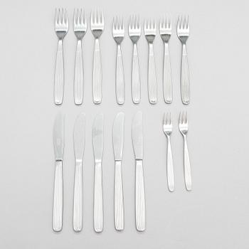 KAJ FRANCK, ATERINSARJA, 46 osaa, ruostumatonta terästä, "Scandia", Hackman Sorsakoski. Suunnitteluvuosi 1952.