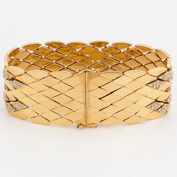 An 18K gold bracelet, Italy.