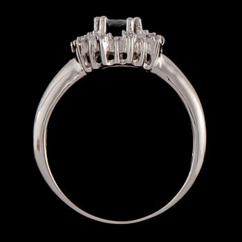 RING, 18k vitguld med 10 åttkantslipade diamanter tot 0.05 ct samt blå safir, Iduna AB, 2000-tal. Vikt 5 g.