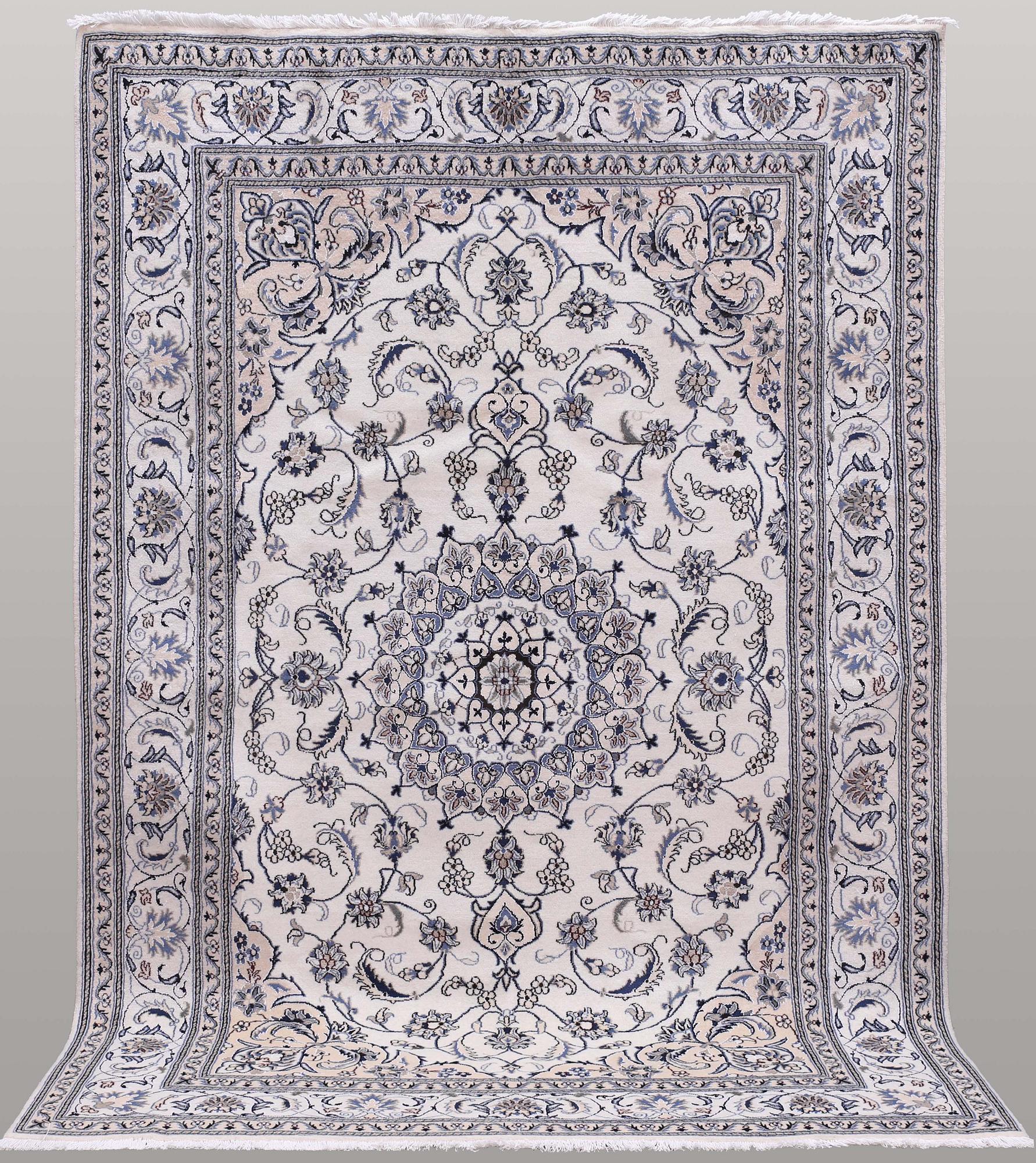 Nain, part silk, ca 312 x 205 cm.