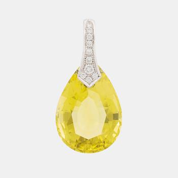 466A. Tina Karlsson hängsmycke för pärlcollier 18K vitguld med en fasettslipad heliodor.