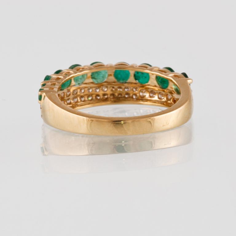 RING, 18K guld med briljantslipade diamanter ca 0.23 ct samt fasettslipade smaragder ca 1.13 ct. Vikt 3,7 gram.