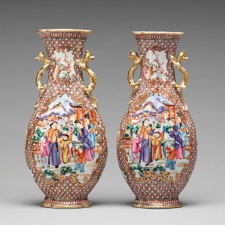 VASER, ett par, mandarinporslin. Qing dynastin, Qianlong (1736-95).