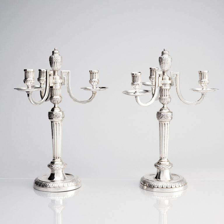 Kungliga kandelabrar, ett par, för tre ljus, silver, Österrike, lgnaz Joseph Würth, Wien 1779, Louis XVI.