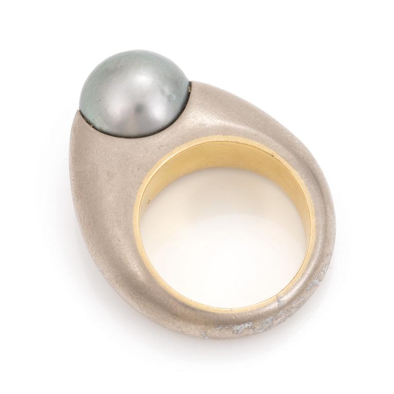 A cultured tahiti pearl and brilliant cut diamond ring. Total carat weight of diamonds circa 0,20 ct.