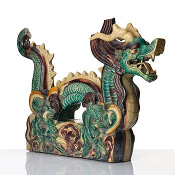 Taktegel/dekorelement, lergods. Qingdynastin (1644-1912).