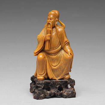 A soapstone figure of a seated scholar, late Qing dynasty, circa 1900.