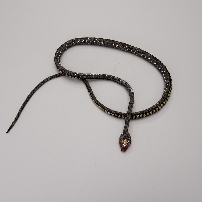 DEKORATIONSFÖREMÅL / HALSBAND, orm, 1900-talets första hälft.