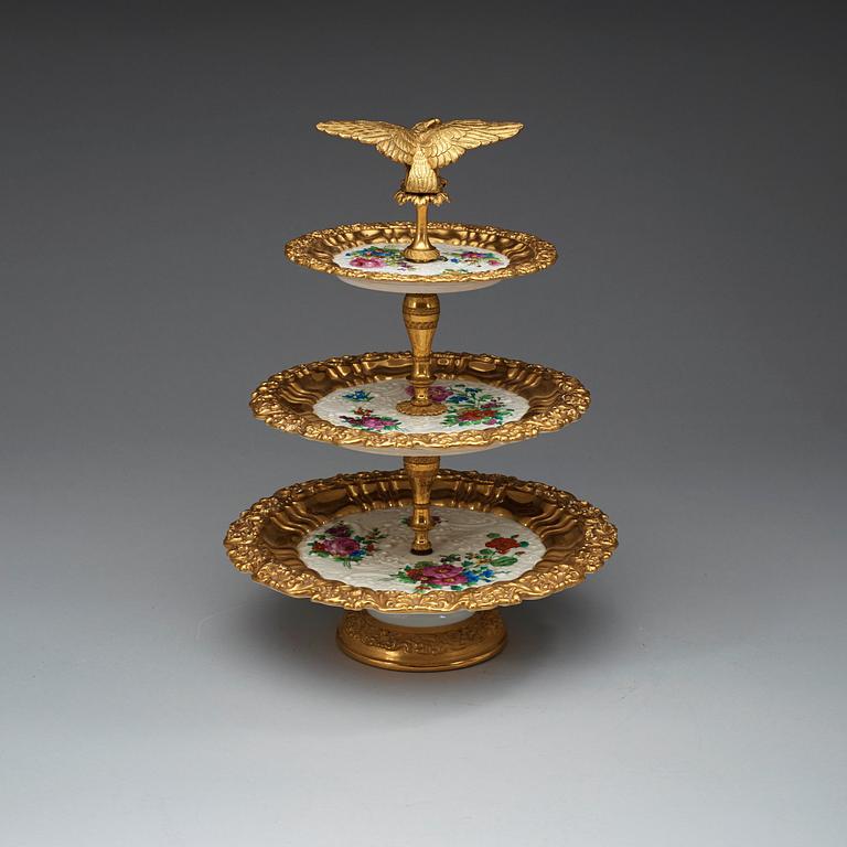 ETAGERE, porslin och brons. Ryssland, kejserliga porslinsmanufakturen, St Petersburg, Nikolaj I:s period (1825-55).