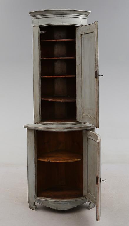 HÖRNSKÅP, 1800-talets mitt.