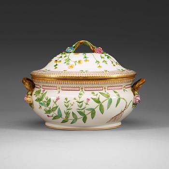 1799. A Royal Copenhagen 'Flora Danica' tureen with cover, Denmark, 20th Century.