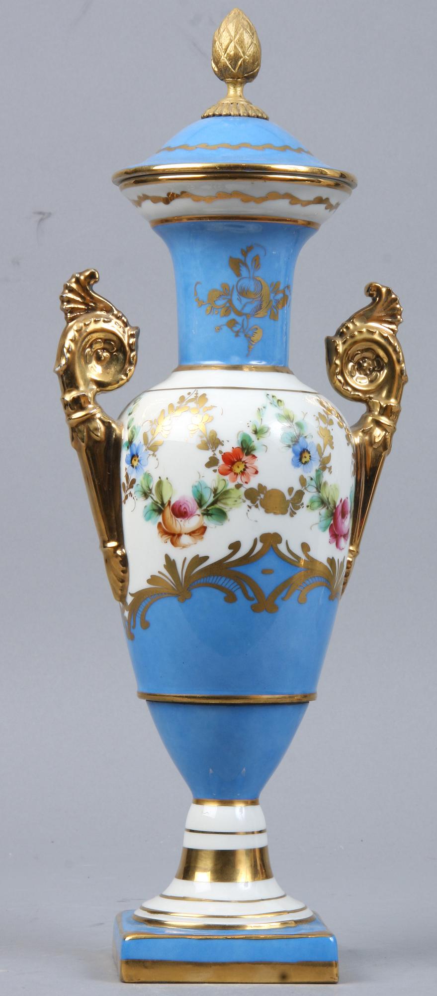 LOCKURNA samt VAS, porslin, Limoges, 1900-tal.