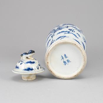 A blue and white porcelain vase with cover, Qing dynasty, late 19th century.