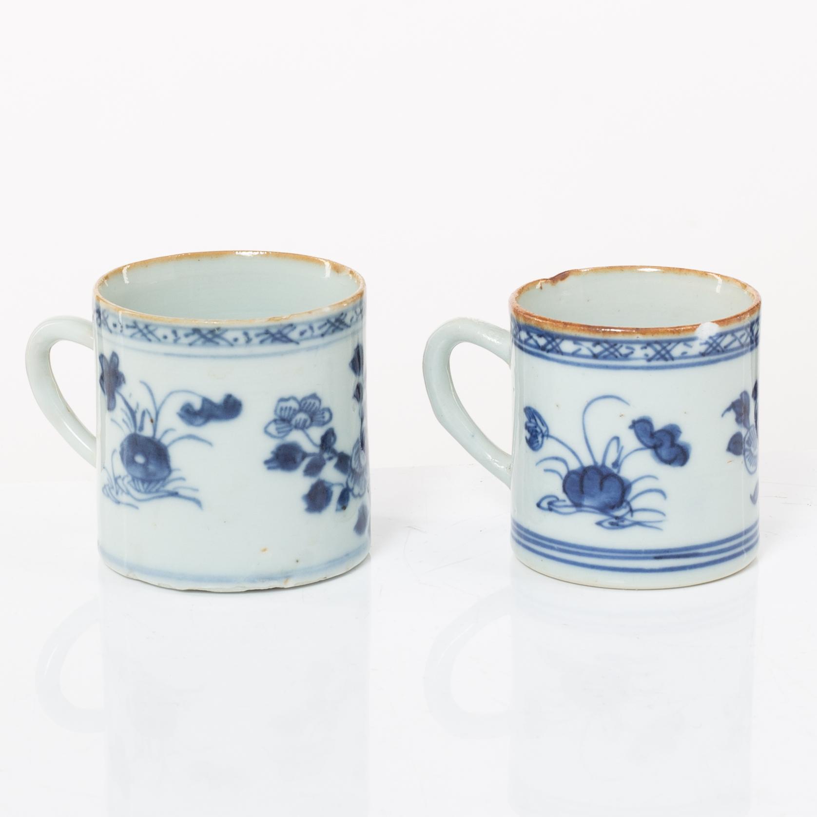 Krus, samt muggar två stycken, porslin. Qingdynastin, 1700-tal.