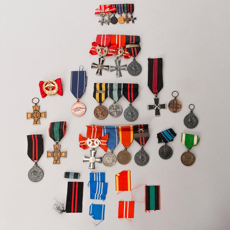 20 mounted Finnish WWII badges, 6 miniatures.