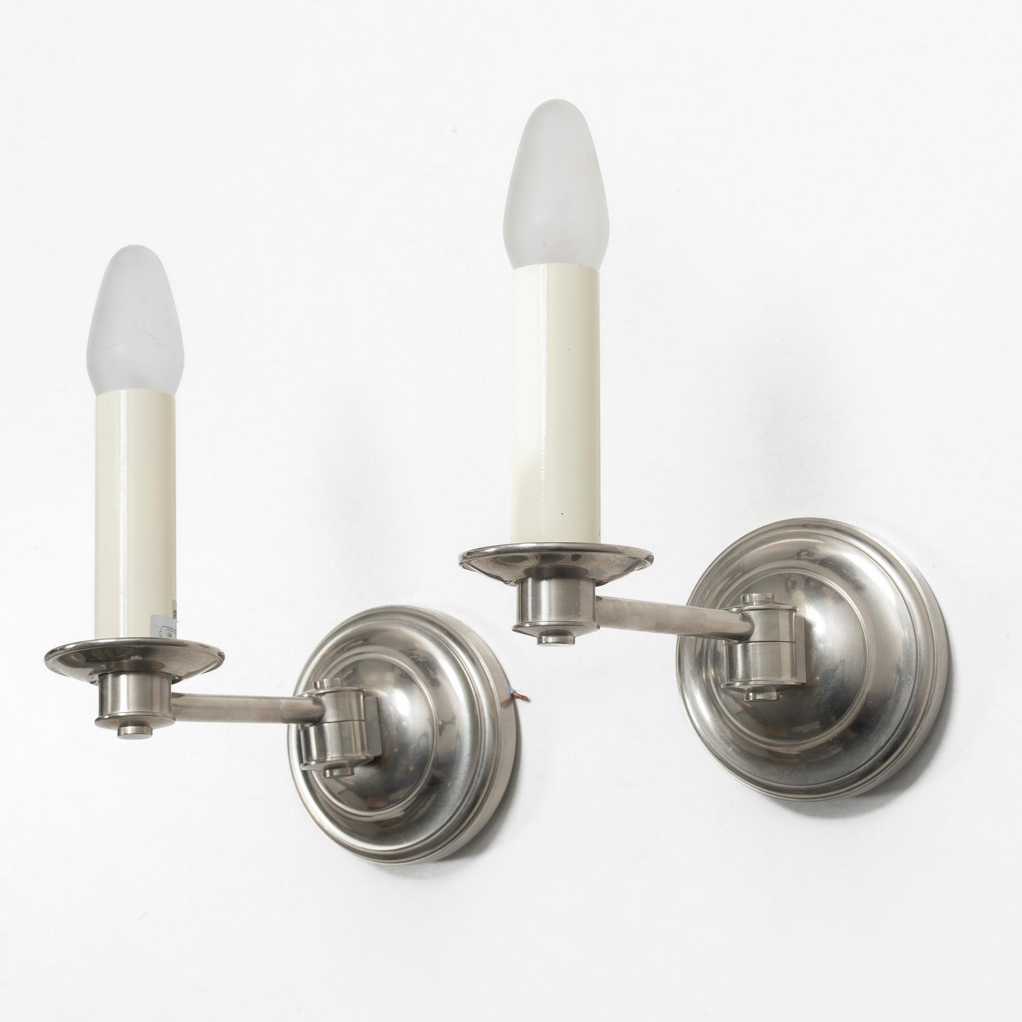 Vägglampor, ett par, "Sussex Swing Arm Bahtroom Wall Light" Vaughan, samtida.