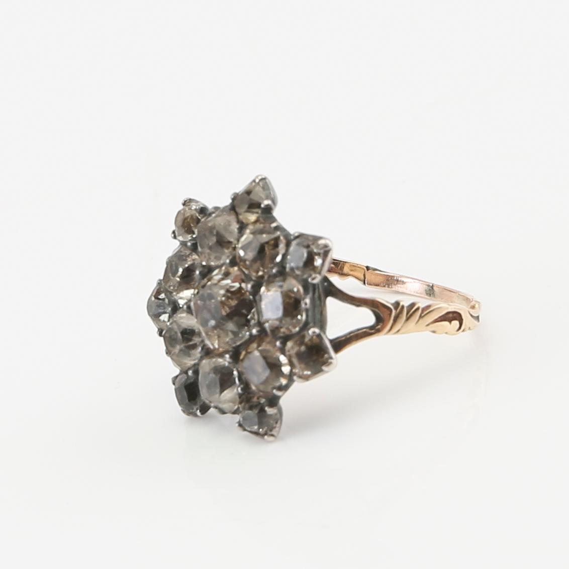 Ring and a pair of earrings in silver with faceted topazes and paste, circa 1900.