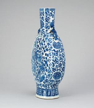 A blue and white pilgrim bottle, late Qing dynasty (1644-1914).