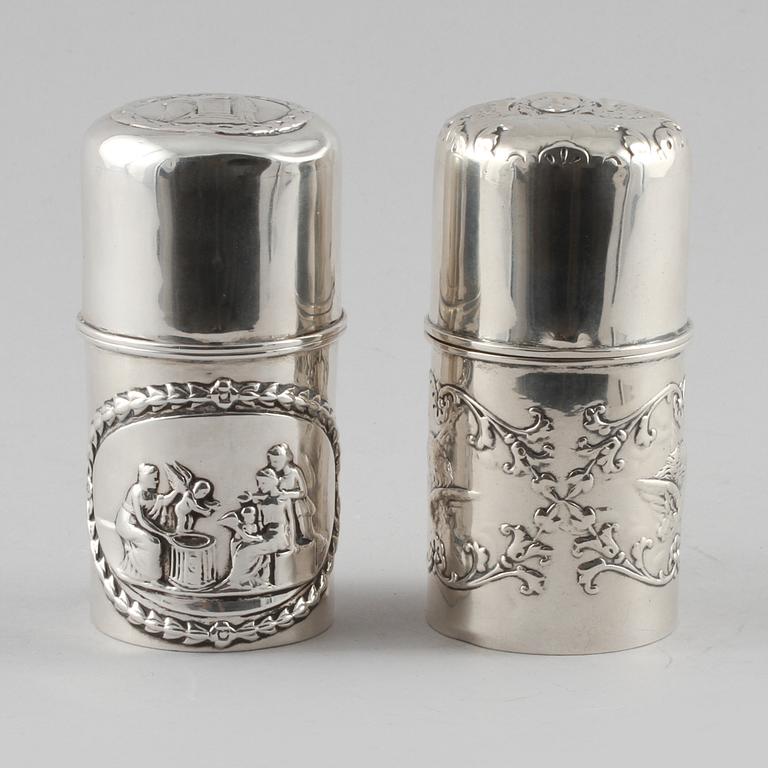CIGARETTBURKAR, 2 st, silver, William Comyns, London 1902 och 1908.