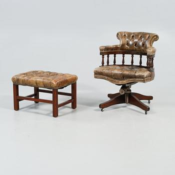 SKRIVBORDSTOL SAMT FOTPALL, England, 1900-tal.