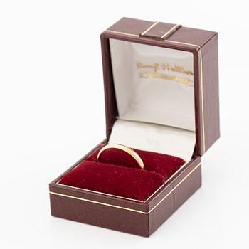 18K gold ring.