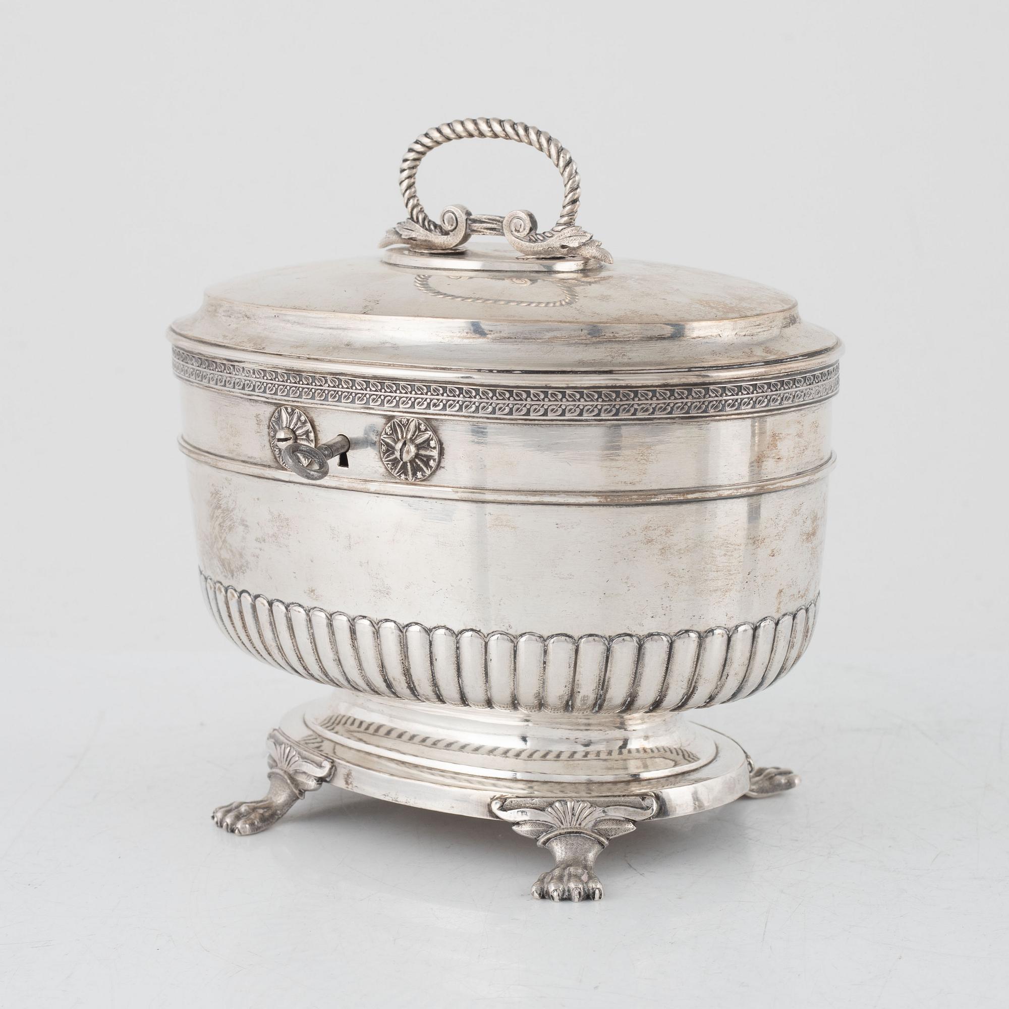 Gustaf Möllenborg, sockerskrin, silver, Stockholm 1826 samt sockertång, silver, Lars Boye, Stockholm 1779.