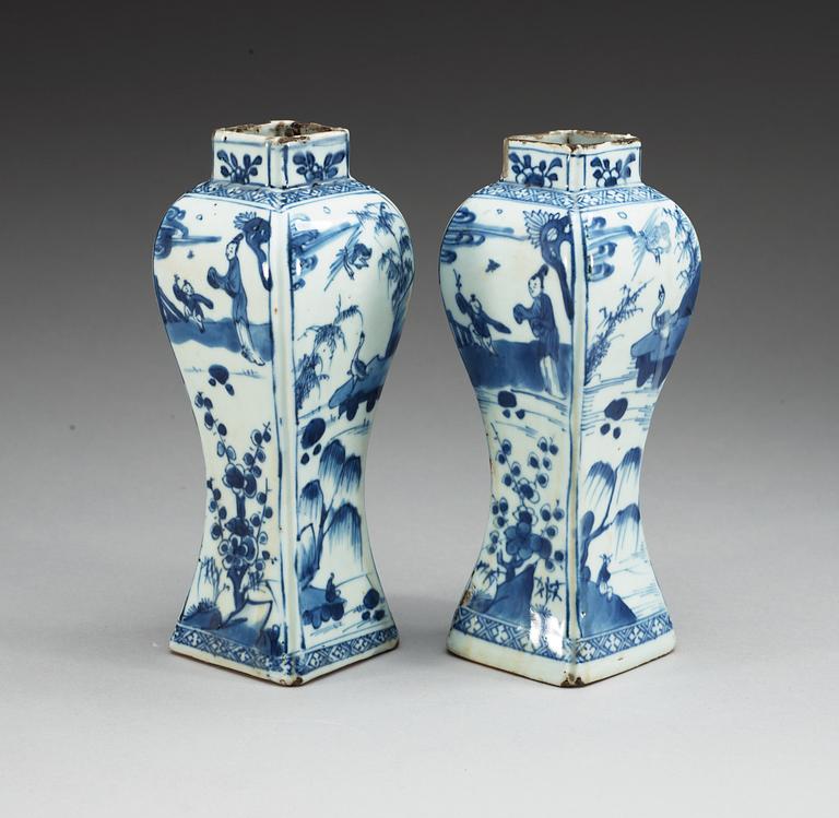 A pair of blue and white transitional vases, 17th Century.