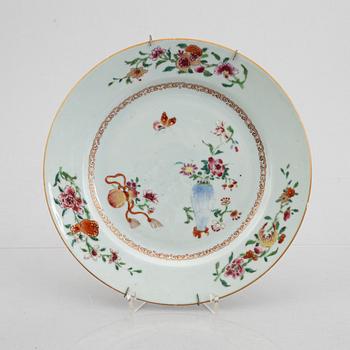 A set of three Chinese export porcelain plates, Qingdynasty, Qianlong (1736-95).