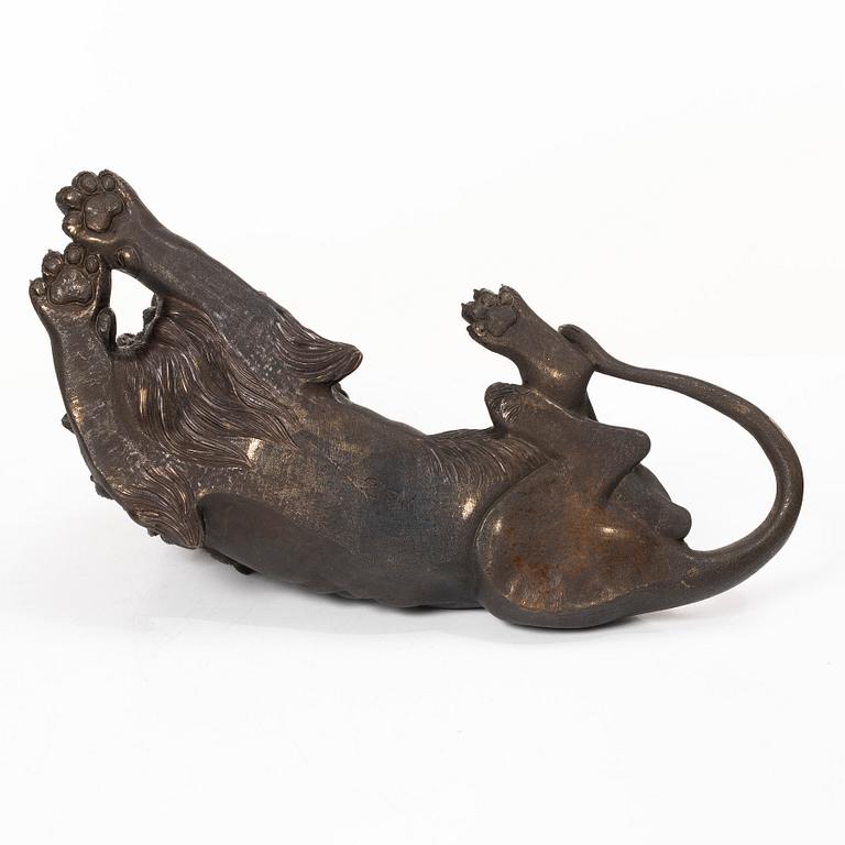 A pair of Japanese bronze lions, Meiji (1868-1912). Signed.