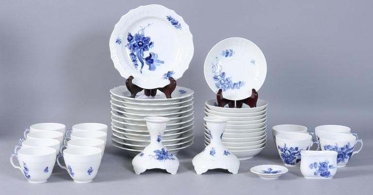 KAFFESERVISDELAR, 28 st, porslin, "Blå blomst", Kongl Dansk, 1900-talets andra hälft.