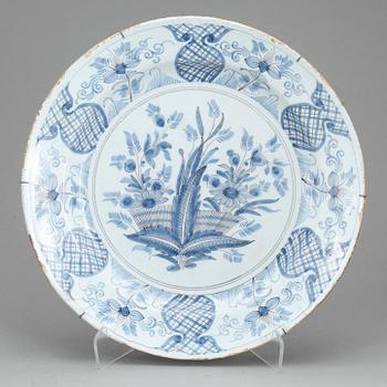 FAT, fajans, troligen Holland 1700-tal. Signerat g.