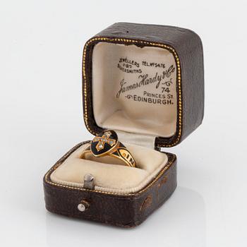 A mourning ring in 18K gold and black enamel set with rose-cut diamonds.