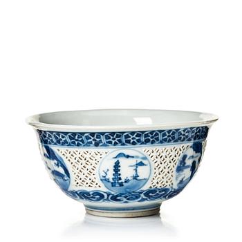 856. A blue and white bowl, Qing dynasty, Kangxi (1662-1722).