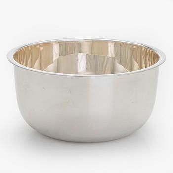 A silver punch bowl with ladle and six beakers, Auran Kultaseppä, Turku 1975-76. In original wooden box.