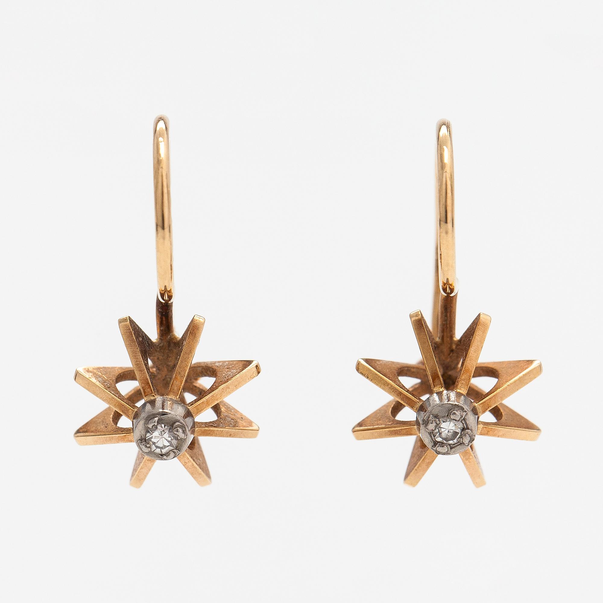Elis Kauppi, A pair of 14K gold earrings with diamonds ca. 0.01 ct in total. Kupittaan Kulta, Turku.