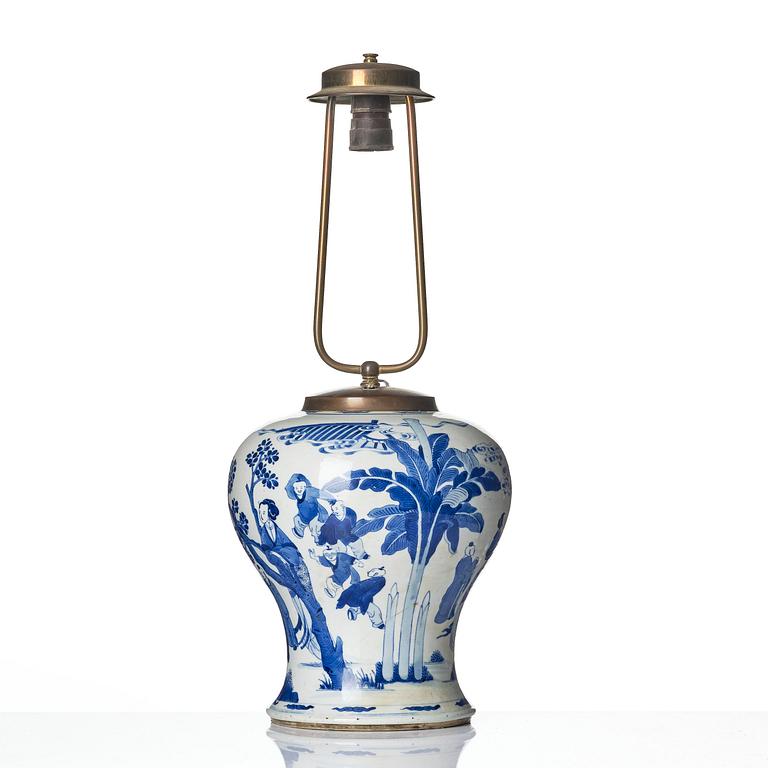 Urna/lampa, porslin. Qingdynastin, Kangxi (1662-1722).
