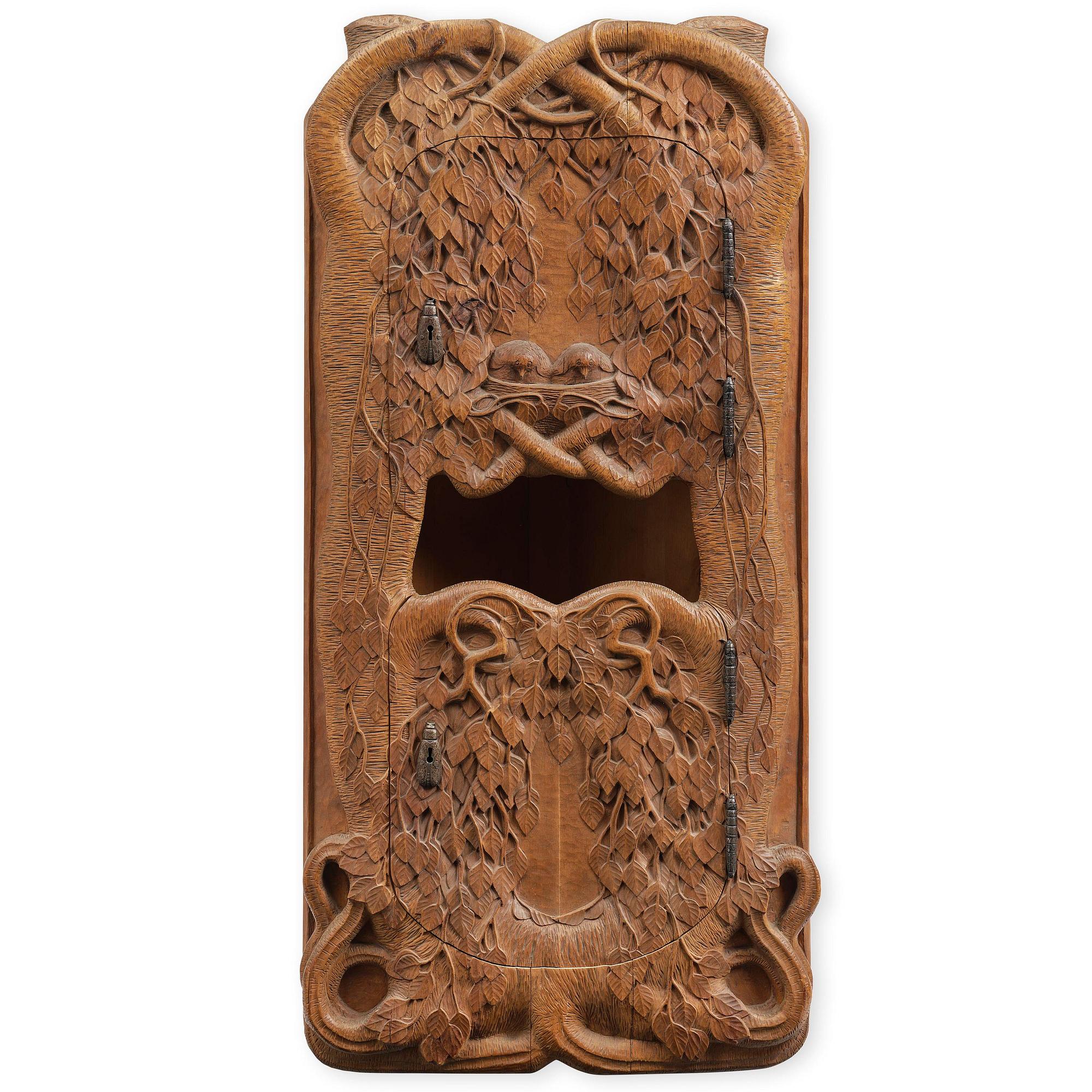 Jugend, hörnskåp, skulpterad björk, Sverige, tidigt 1900-tal.