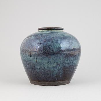 A Chinese ceramic jar, 19th century.