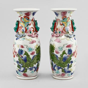 VASER, ett par, porslin, Kina, 1900-tal.