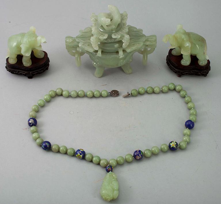 FIGURINER samt HALSBAND, jade, 1900-tal.
