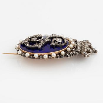 A Royal monogram/a brooch.