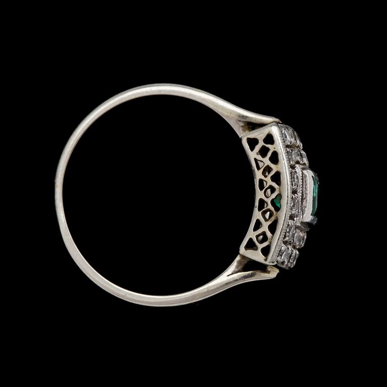 RING, 18k vitguld med smaragder och små diamanter.