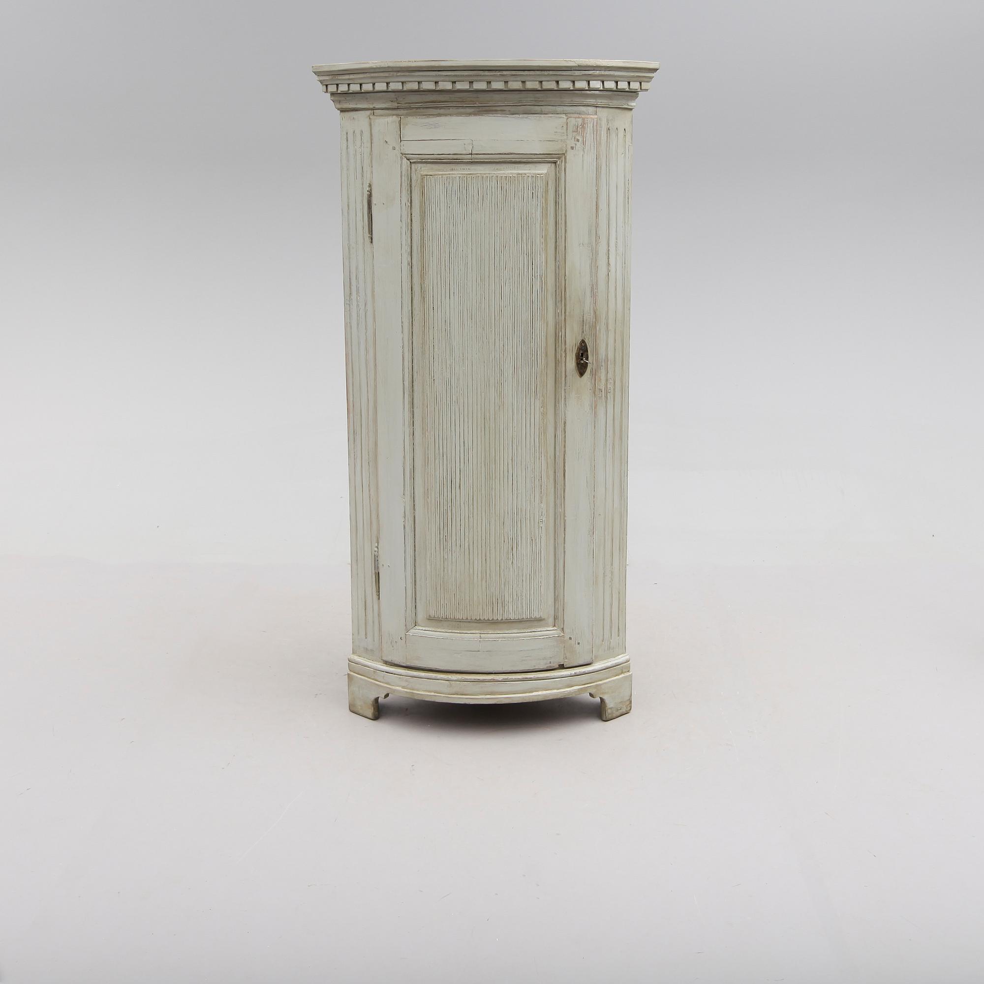 HÖRNSKÅP, sengustavianskt, omkring år 1800.