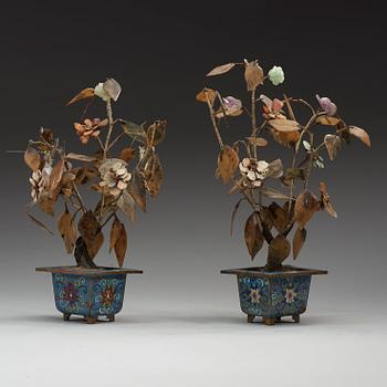 A pair of cloisonné jardinières with jade, amethyst and hardstone flowers, Qing dynasty (1644-1912).